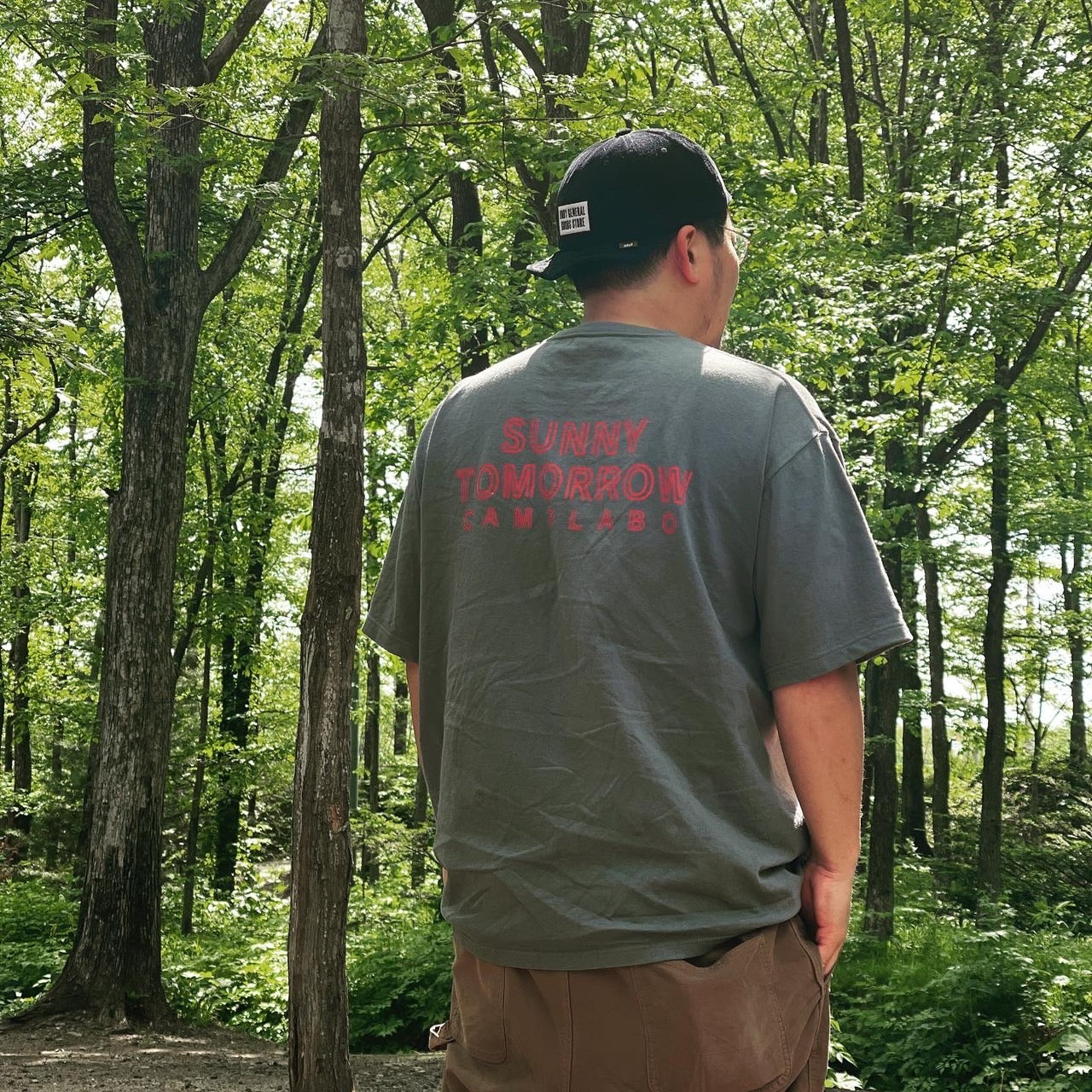 CAMPLABO SUNNY TOMORROW Tシャツ ストーングリーン×レッド