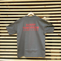 CAMPLABO SUNNY TOMORROW Tシャツ　ストーングリーン×レッド